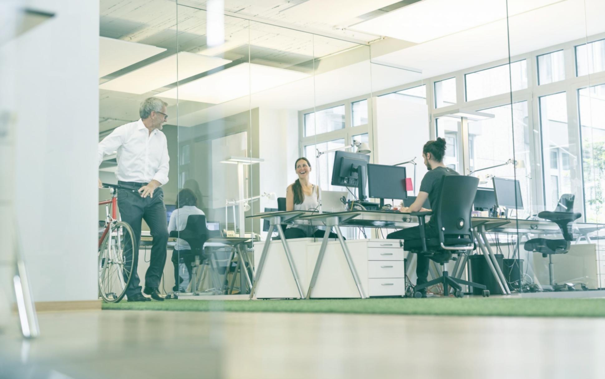 Sesión práctica de comunicación empresarial con materiales de trabajo