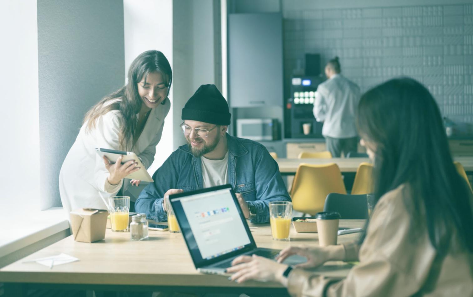 Espacio de trabajo colaborativo donde se implementan técnicas de comunicación empresarial